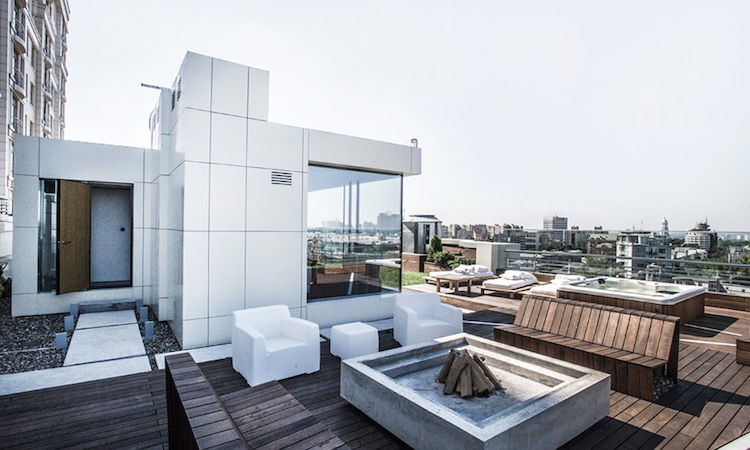 feu extérieur en béton et revêtement terrasse en bois - un duo raffiné et contemporain deco terrasse appartement-foyer-extérieur-béton-bain à remous-revêtement-terrasse-bois